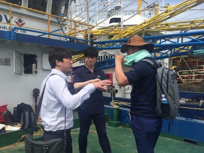 Chuyên gia Hàn Quốc kiểm tra tàu vỏ thép bị hỏng