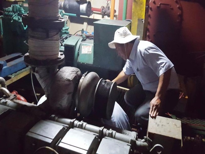 Lấy thép của tàu vỏ thép hỏng đi kiểm định
