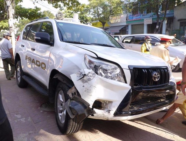 Xe 4 chỗ tông liên hoàn, 6 người nhập viện