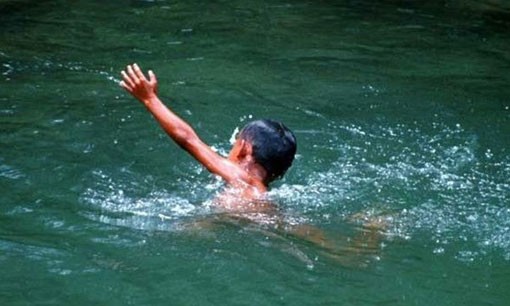 Theo bà đi chăn bò, 3 cháu nhỏ chết đuối thương tâm