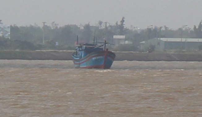 Ba tàu cá mắc cạn, một ngư dân mất tích