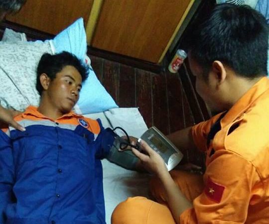 Cứu 1 ngư dân bị trôi dạt 37 tiếng trên biển