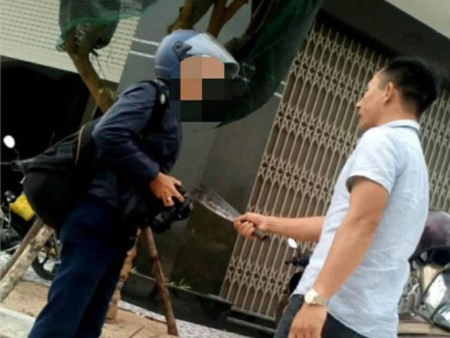 Khởi tố người đàn ông cầm dao phay dọa giết phóng viên