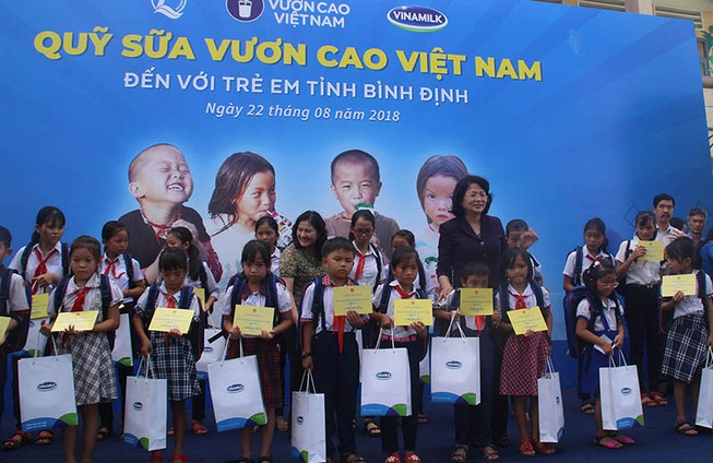 Phó Chủ tịch nước tham dự lễ trao 64.000 ly sữa cho trẻ em