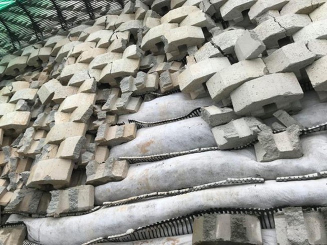 Tường thành khổng lồ trái phép ở Nha Trang bắt đầu đổ