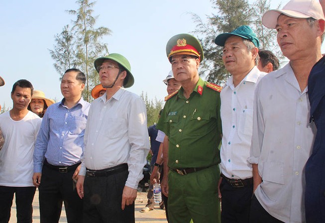 Cưỡng chế phá dỡ hàng chục nhà lấn chiếm Khu kinh tế Nhơn Hội