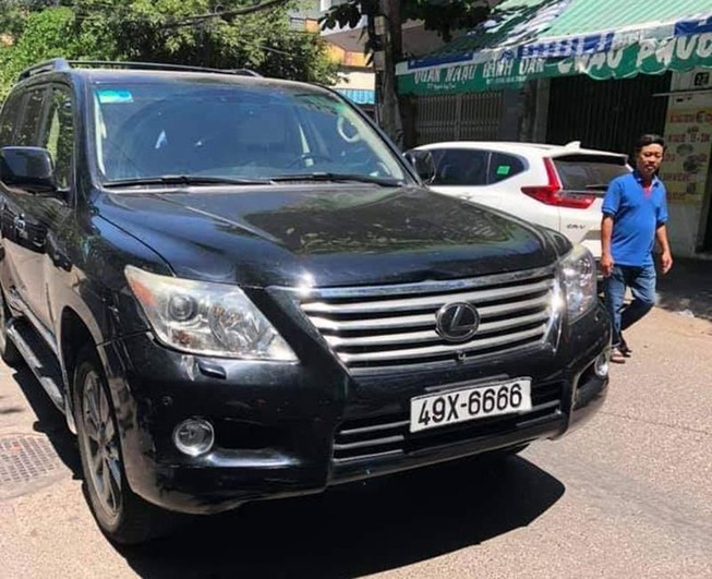 Doanh nhân lái xe Lexus lao vào đám tang hoảng loạn ở công an