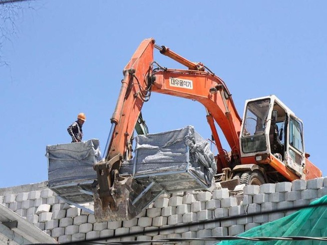 Bắt đầu phá dỡ tường chắn khổng lồ trái phép ở Nha Trang