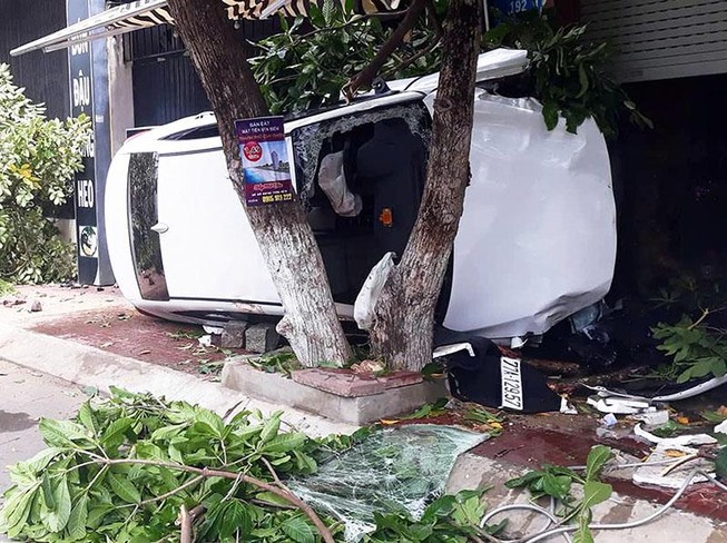 Xe 4 chỗ lao lên vỉa hè, 2 người thương vong