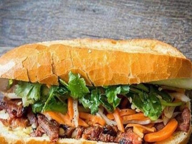 15 người nhập viện sau khi ăn bánh mì