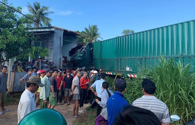 Xe container đâm vào nhà ven đường, một người tử nạn