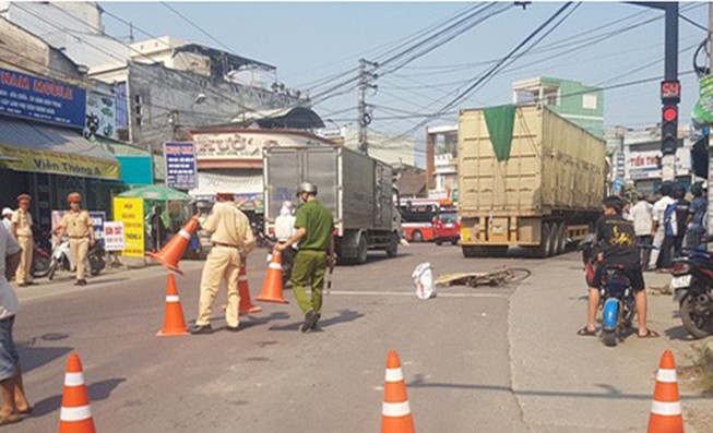 1 phụ nữ đi xe đạp chết thảm dưới bánh xe container