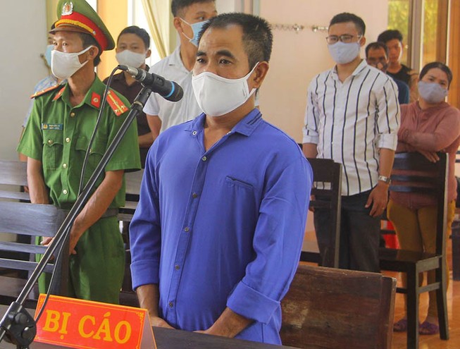 Chủ quán cà phê đánh đoàn chống dịch bị 18 tháng tù