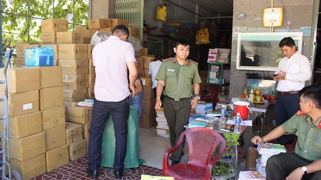 Khởi tố 3 chủ tiệm buôn bán sách giáo khoa in lậu