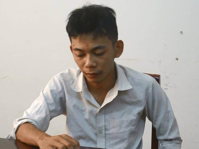 Con cầm dao đuổi chém cha, đánh luôn công an