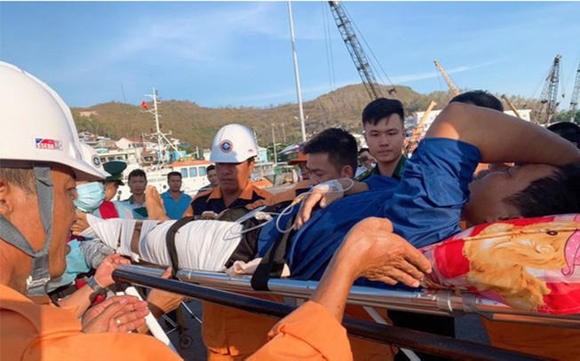 Cứu 1 ngư dân nguy kịch trên vùng biển Khánh Hòa
