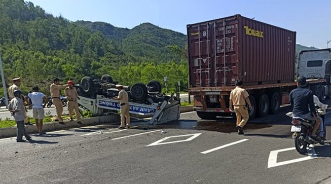 Xe container tông ô tô tuần tra làm 2 CSGT bị thương