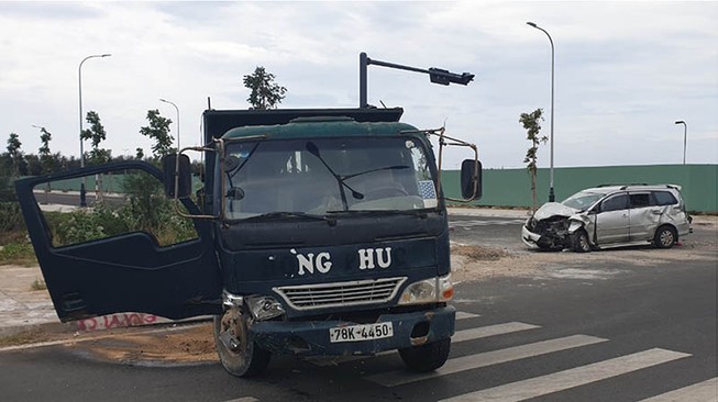 Ô tô con biến dạng sau va chạm, 2 phụ nữ nhập viện cấp cứu