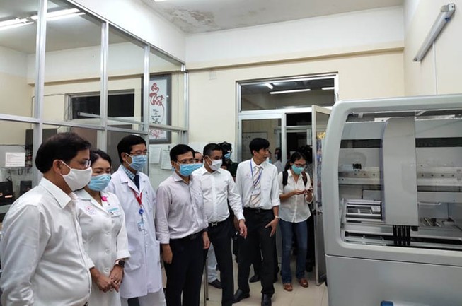 Tập đoàn Hưng Thịnh tặng máy xét nghiệm COVID-19 cho Khánh Hòa