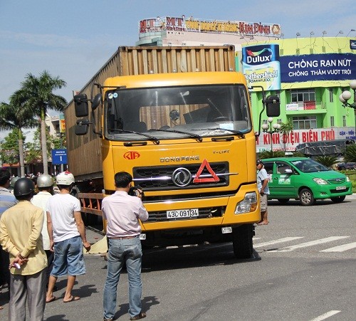 Bị cuốn vào gầm container, hai người thương vong