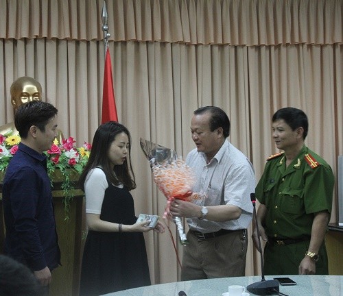 Trao trả 1,8 triệu Won và 600 USD cho du khách Hàn Quốc