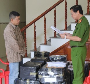 'Đột kích', bắt giữ hàng ngàn gói thuốc lá lậu
