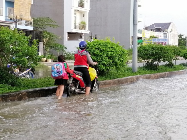 Học sinh TP.HCM bì bõm về nhà ngày đỉnh triều
