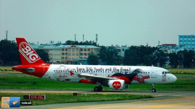 Pin điện thoại phát nổ, máy bay phải hạ cánh khẩn