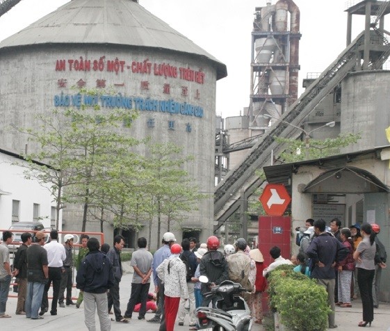 Nhà máy xi măng bị dân bao vây