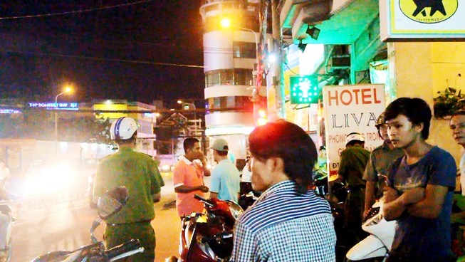 Dắt nhau vào nhà nghỉ để trộm tivi