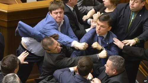Người biểu tình Ukraine hôi của, nghị sĩ quốc hội ẩu đả