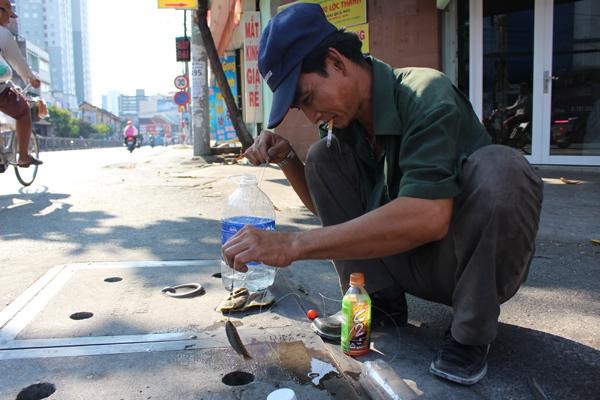 Chuyện lạ: Câu cá ngay trên nắp cống giữa đường phố Sài Gòn
