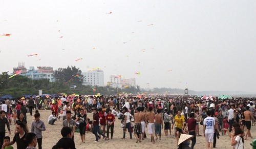 Hàng trăm ngàn du khách đổ về Sầm Sơn
