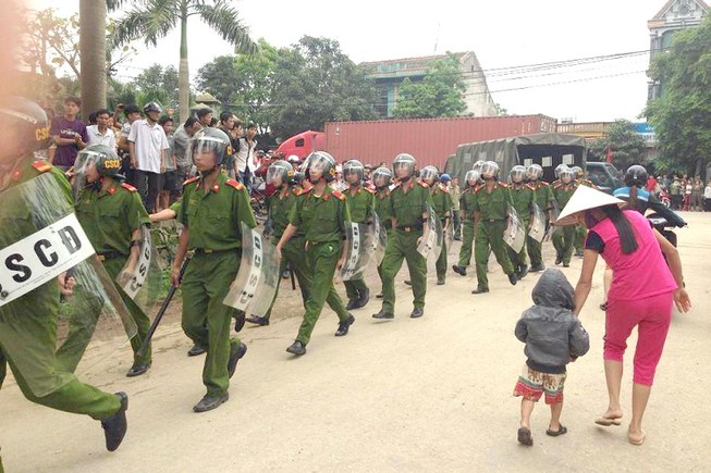 Người dân bao vây, bắt giữ Phó Công an Huyện