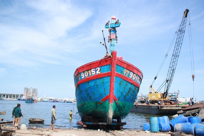 Trục vớt tàu cá bị tàu Trung Quốc đâm chìm trên biển