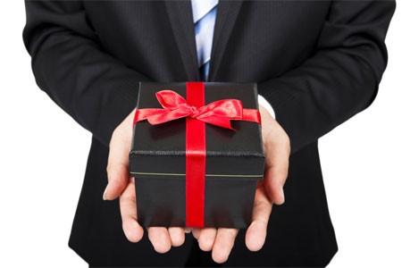 Khổ vì người yêu nhí thích đòi quà