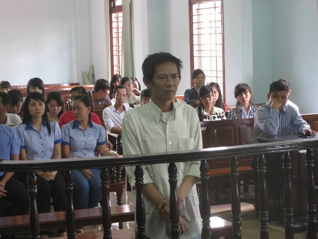 Nhân viên thu tiền của khách hàng bỏ túi riêng gần 1 tỉ đồng