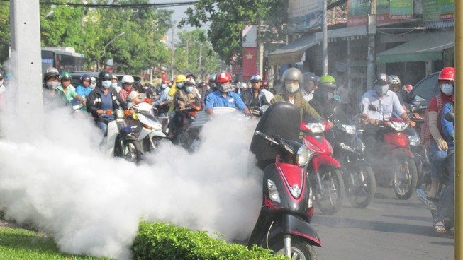 Xe Attila bất ngờ bốc khói ngùn ngụt trên đường, người dân hoảng loạn