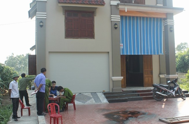 Tạm giữ hai vợ chồng nghi đổ xăng phóng hỏa vì tranh chấp nhà