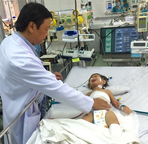 Cắt khối u 1,3 kg trong gan bé gái 2 tuổi