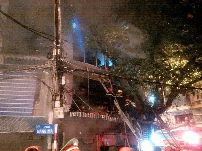 Cháy lớn cửa hàng bán đồ lưu niệm trong phố cổ Hà Nội