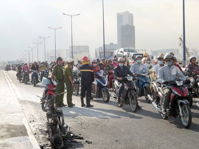 Xe máy cháy ngùn ngụt giữa cầu Sài Gòn