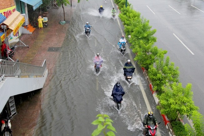 Người và xe bì bõm trên đại lộ trung tâm TP.HCM