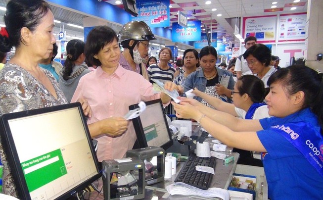 Siêu thị tặng nhiều nhu yếu phẩm tri ân khách hàng