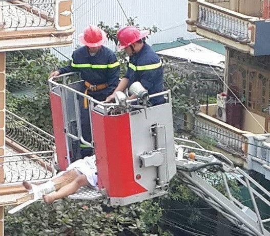Thanh niên ngáo đá khỏa thân nhảy từ mái nhà nghỉ xuống