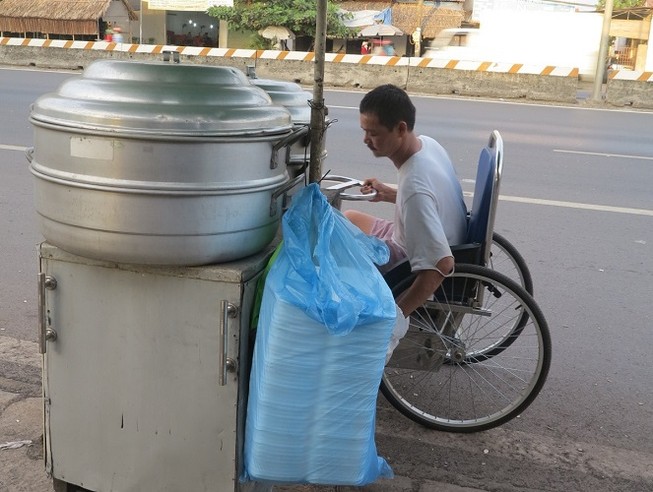 Chuyện người đàn ông trẻ một mình đẩy xe lăn đi tìm vợ già