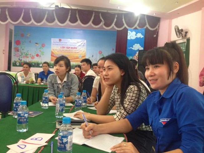 Khó đăng kí tạm trú dài hạn, công nhân gửi con về quê học