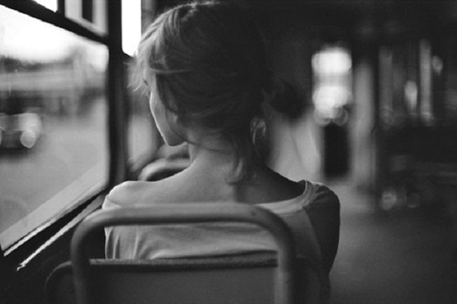 ‘Gái ế’ đứng giữa hai dòng nước