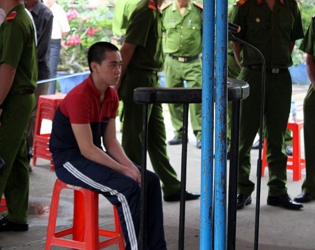 Mâu thuẫn trên bàn nhậu, dùng kéo đâm chết người