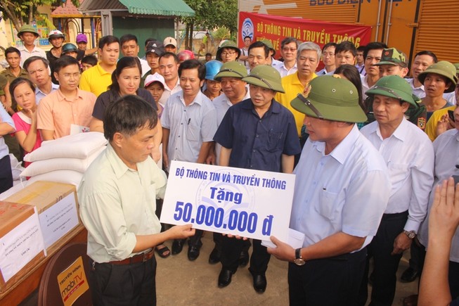 Bộ Thông tin-Truyền thông trao quà cứu trợ tại Hà Tĩnh